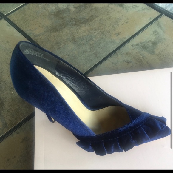 JustFab Navy Ruffle Pumps 7.5 - Picture 2 of 4